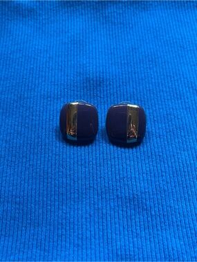 Authentic Sarah Coventry vintage 80s Stud Earrings in Purple